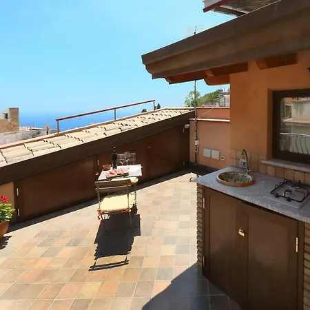 Trinacria House تاورمينا